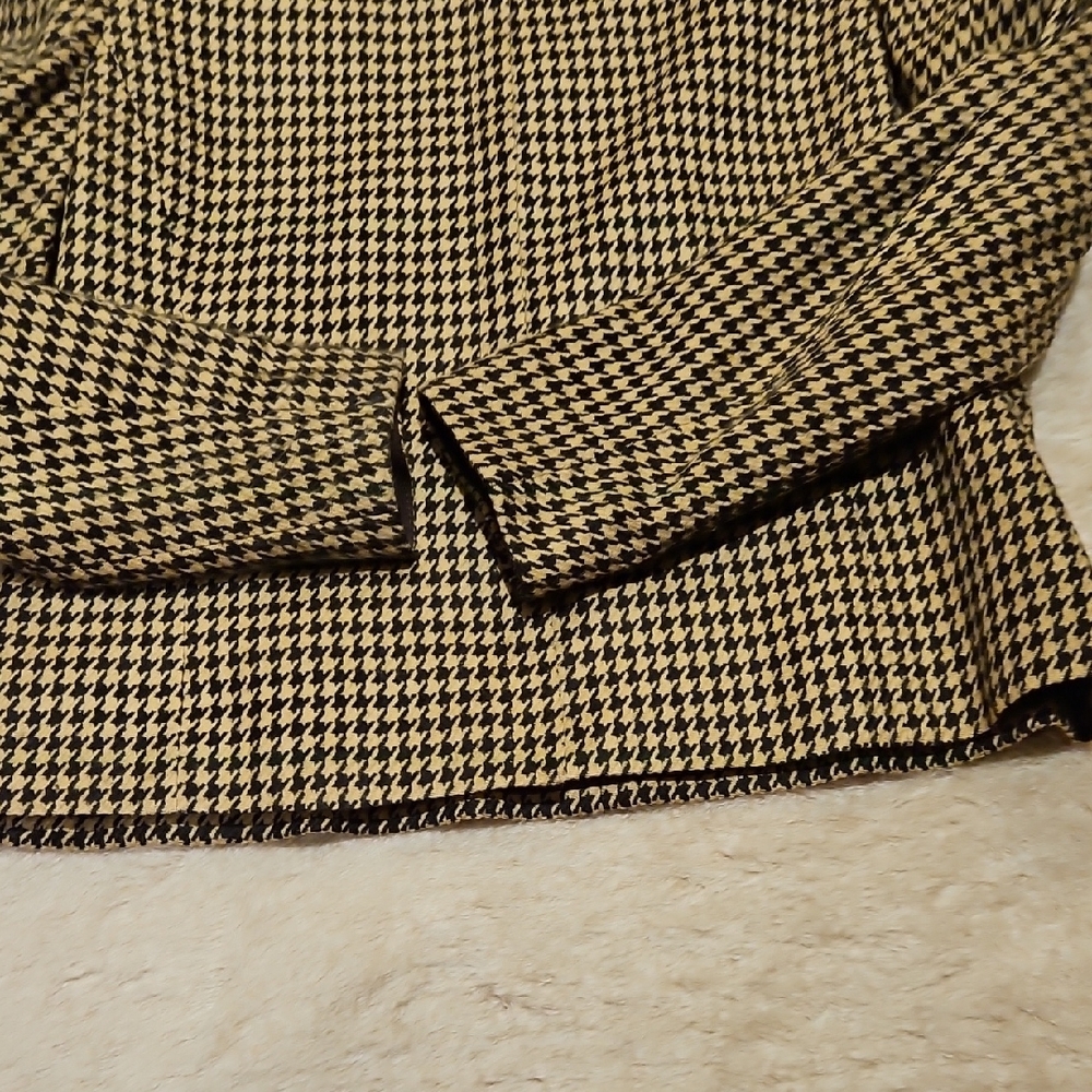 Houndstooth Patterned Sweater with Brown Trim - image 10